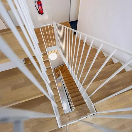 Loft Center - 1 Bedroom - Parking - By Finenest דירה לייז'